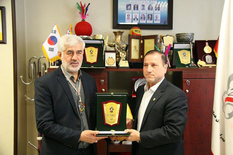نشان سفیر ورزش همگانی به رئیس هیأت تهران