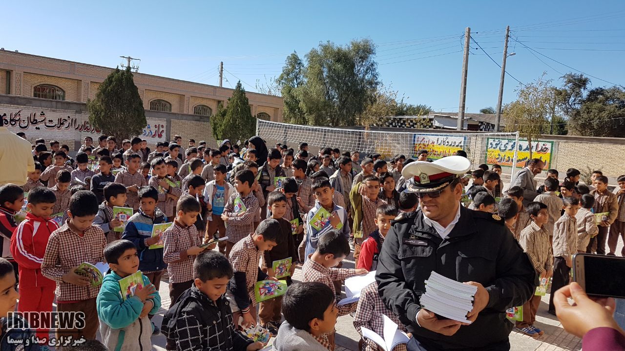 آموزش قوانین رانندگی به دانش آموزان مدارس حاشیه جاده شرق استان