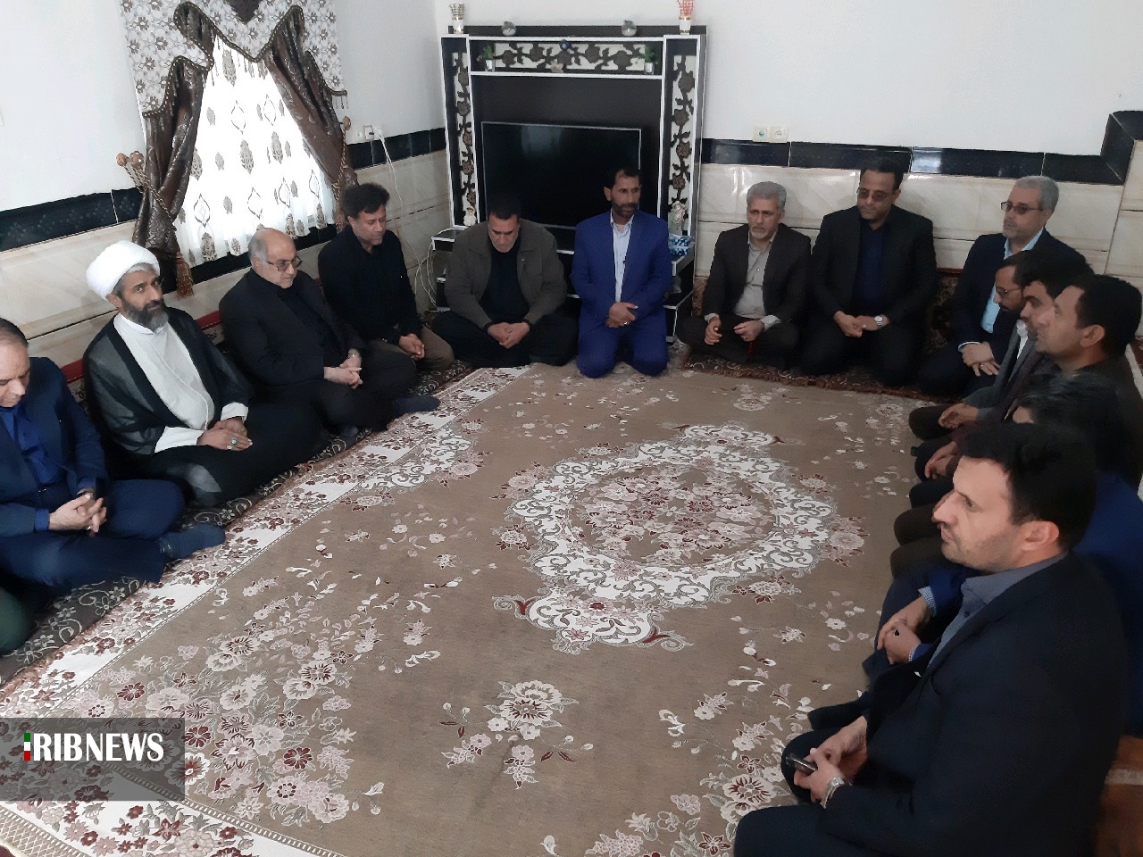 دلجویی استاندار کرمان از خانواده های جانباختگان مراسم تشییع در بم و ریگان