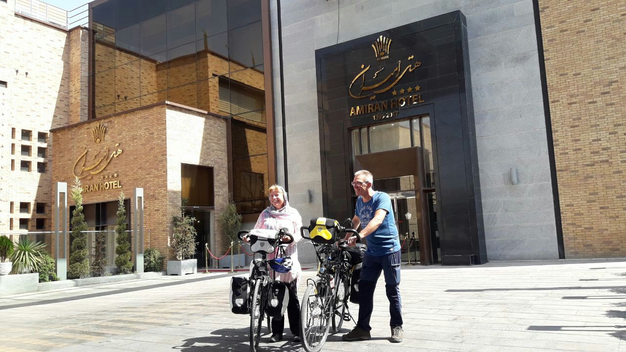 بازدید زوج دوچرخه سوار هلندی از جاذبه های تاریخی نیشابور