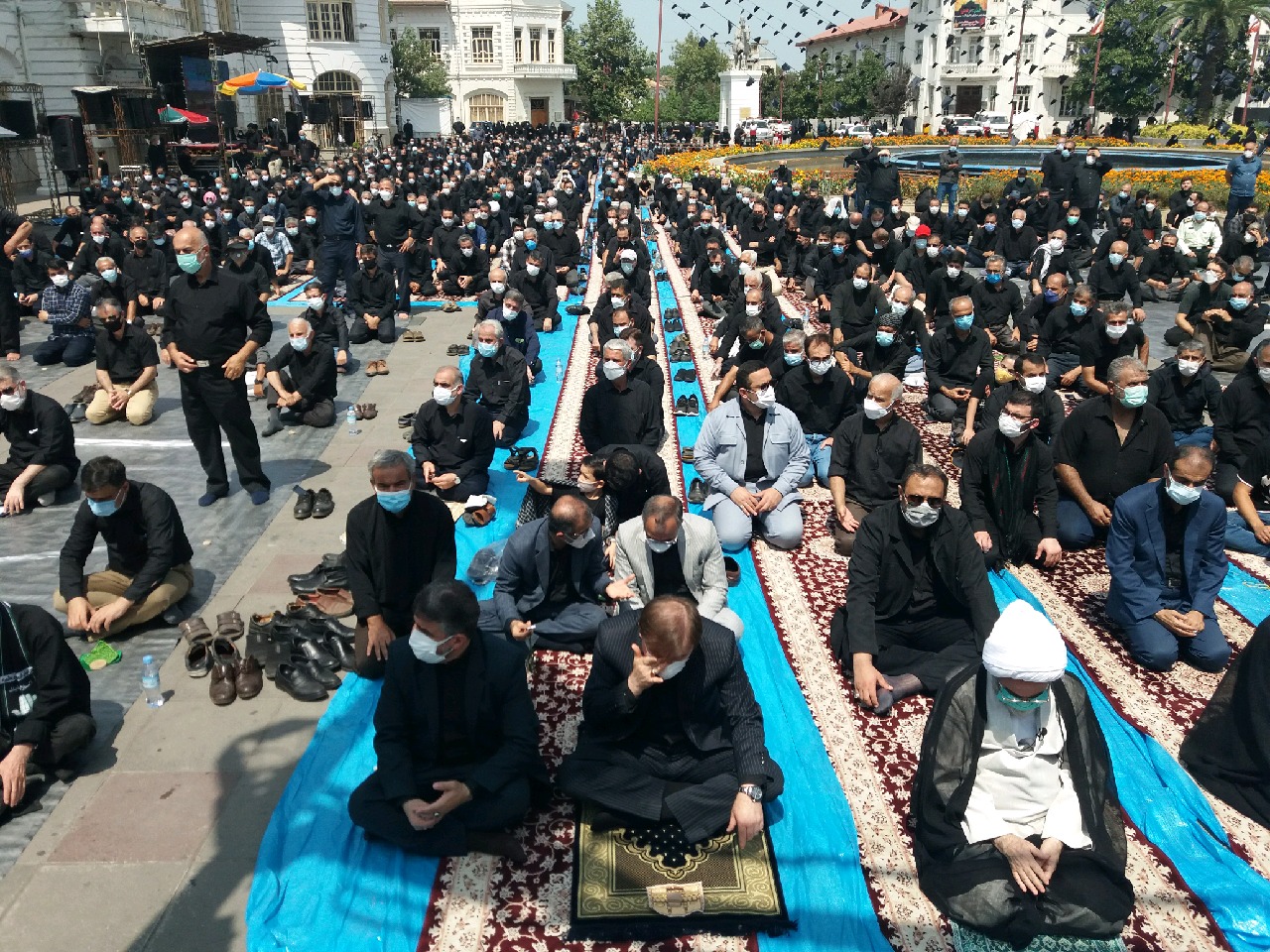 اقامه نماز ظهر عاشورا زیر سقف آسمان رشت