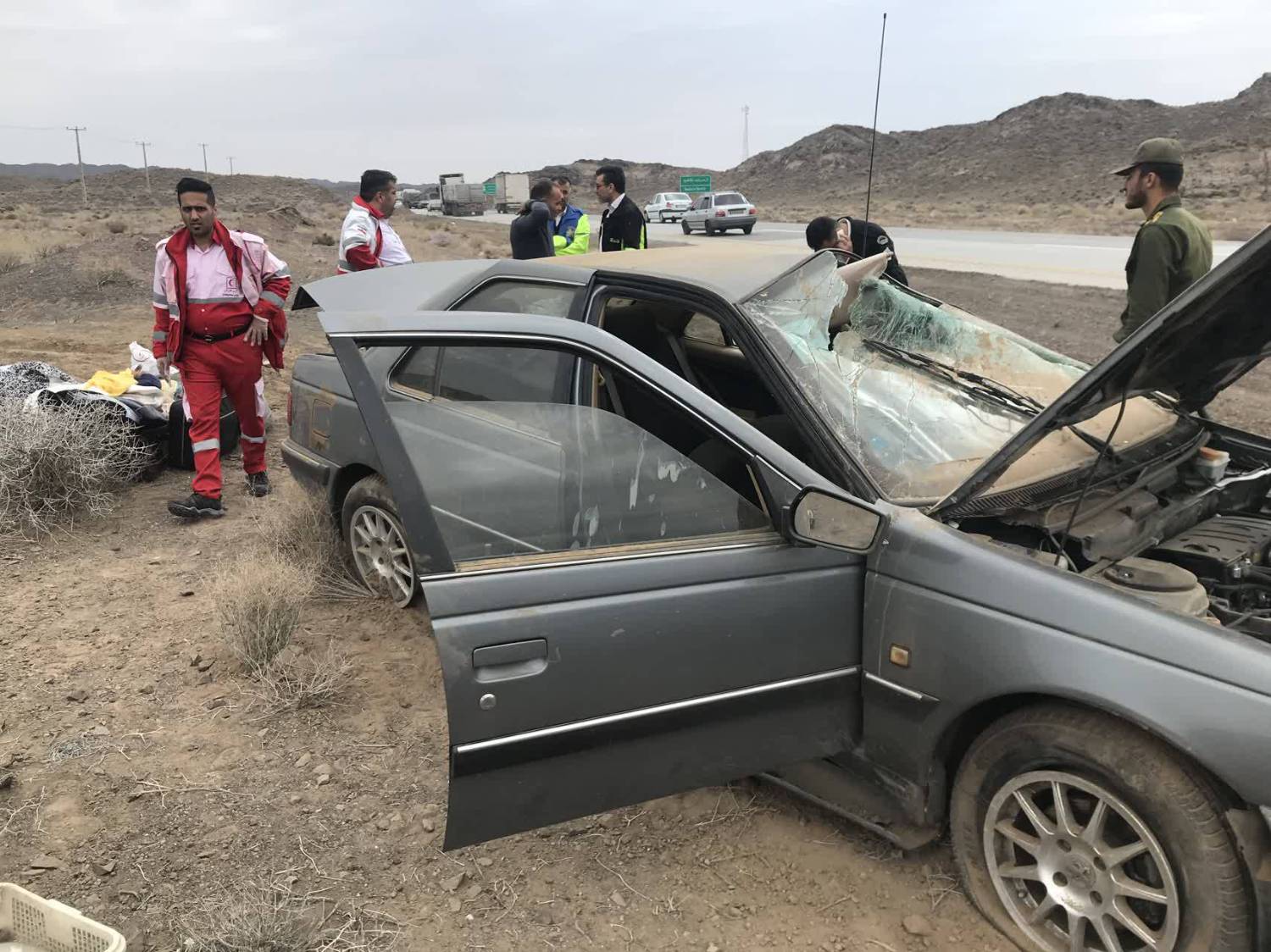 امداد رسانی هلال احمری ها به ۱۷ مسافر حادثه دیده در تصادفات سمنان