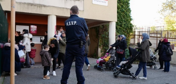 احضار والدین دانش آموزانی که در سه مدرسه فرانسه نماز خواندند