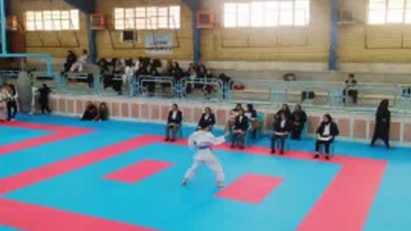 تیم بانوان ایثار در مسابقات کاراته سبک‌های کنترلی قم قهرمان شد