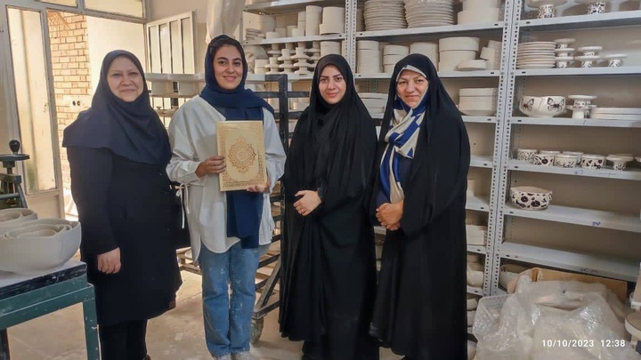 تجلیل از ۲ بانو کارآفرین صنایع دستی