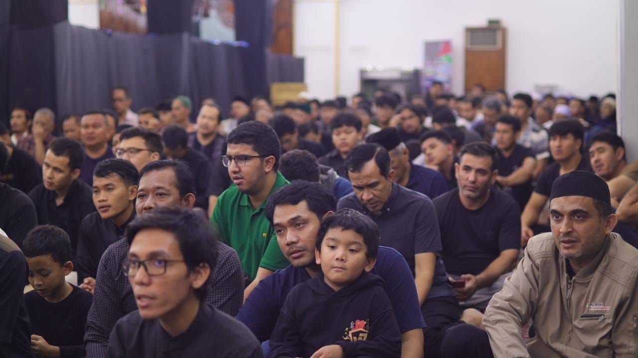 مراسم سومین شب از لیالی قدر با حضور شیعیان در شهرهای مختلف جهان مراسم سومین شب از لیالی قدر با حضور شیعیان در شهرهای مختلف جهان