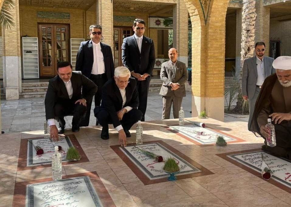 **ادای احترام معاون اول رئیسجمهور به شهدا در جزیره کیش **ادای احترام معاون اول رئیسجمهور به شهدا در جزیره کیش