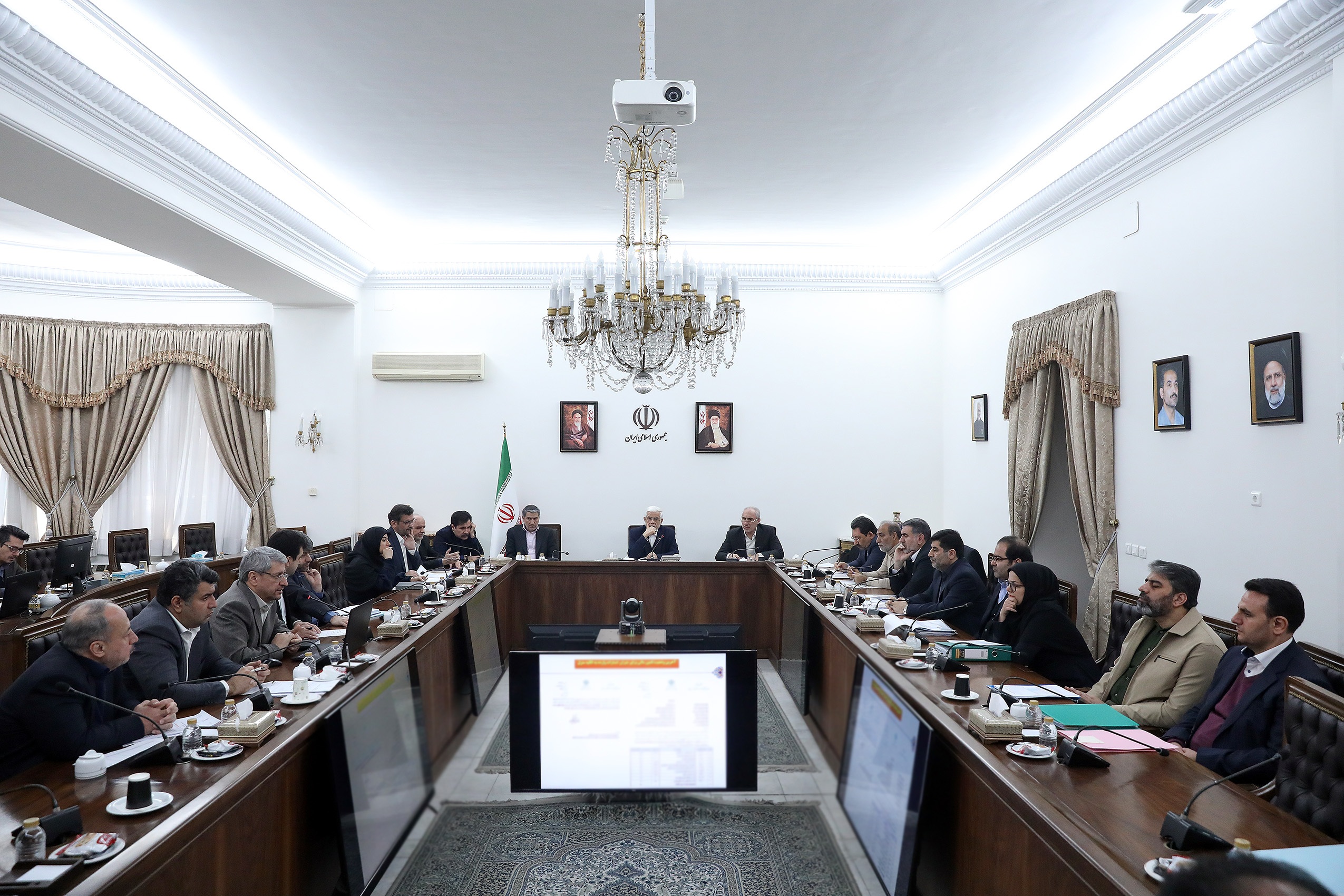 ضربالاجل عارف به شرکتهای دولتی، وزارت کشور و استانداریها ضربالاجل عارف به شرکتهای دولتی، وزارت کشور و استانداریها