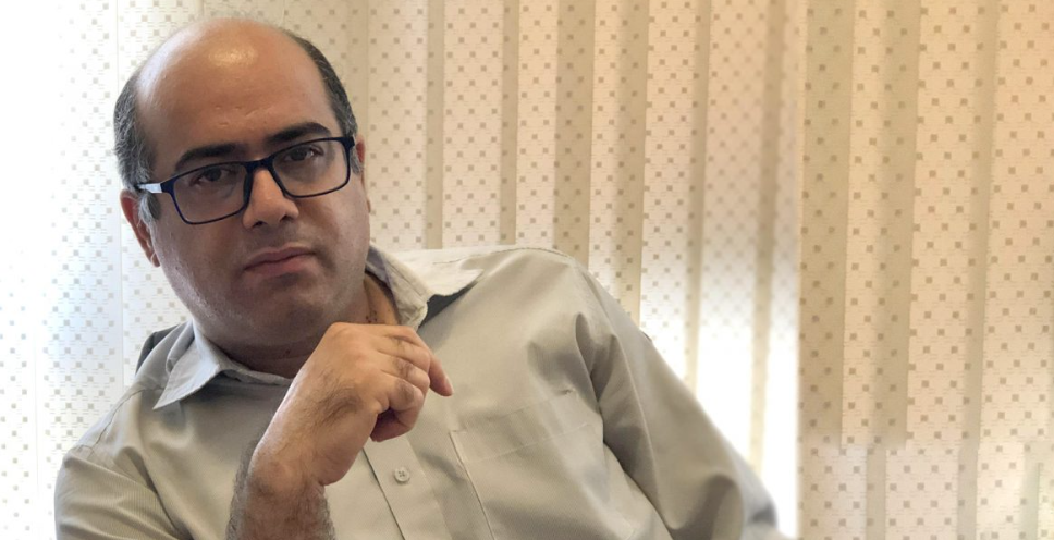 القاب باید با فاصلهٔ کامل از اسمِ پس‌از خود نوشته شوند