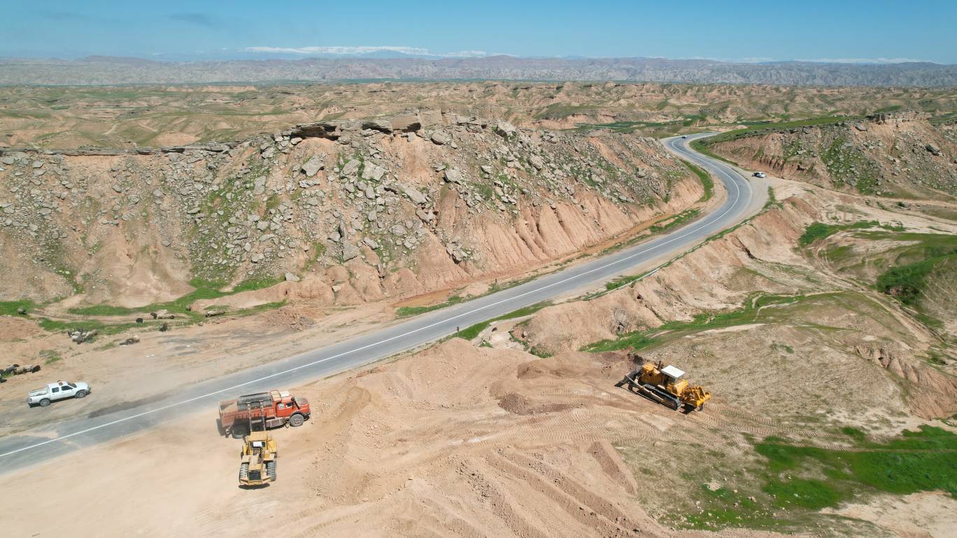 آغاز عملیات زیرسازی وآسفالت ایلراه عشایری باباروزبهان در لالی