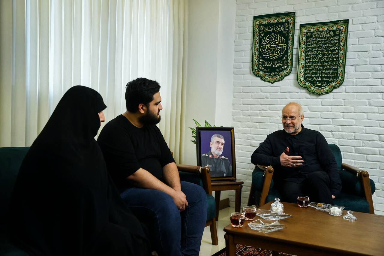 * حضورآقای قالیباف در منزل سرلشکر شهید امیرعلی حاجی‌زاده