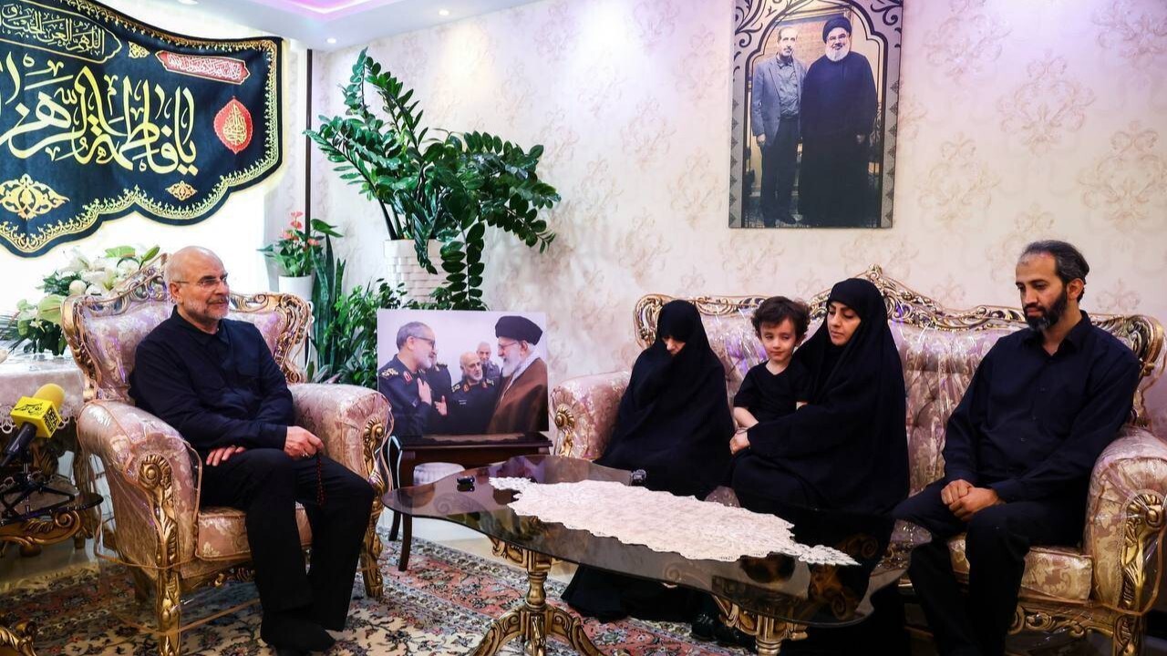 حضور رئیس مجلس در منزل سپهبد شهید علی شادمانی