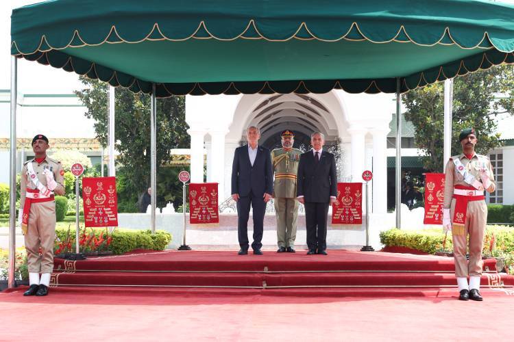 استقبال رسمی نخست وزیر پاکستان از پزشکیان