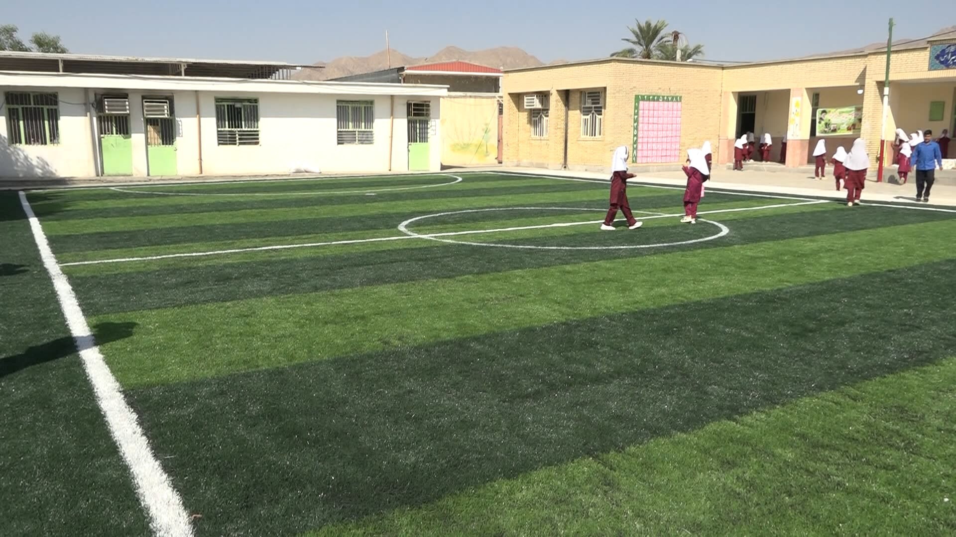 بهره برداری از زمین چمن ورزشی مدرسه‌ای در شهر حاجی آباد