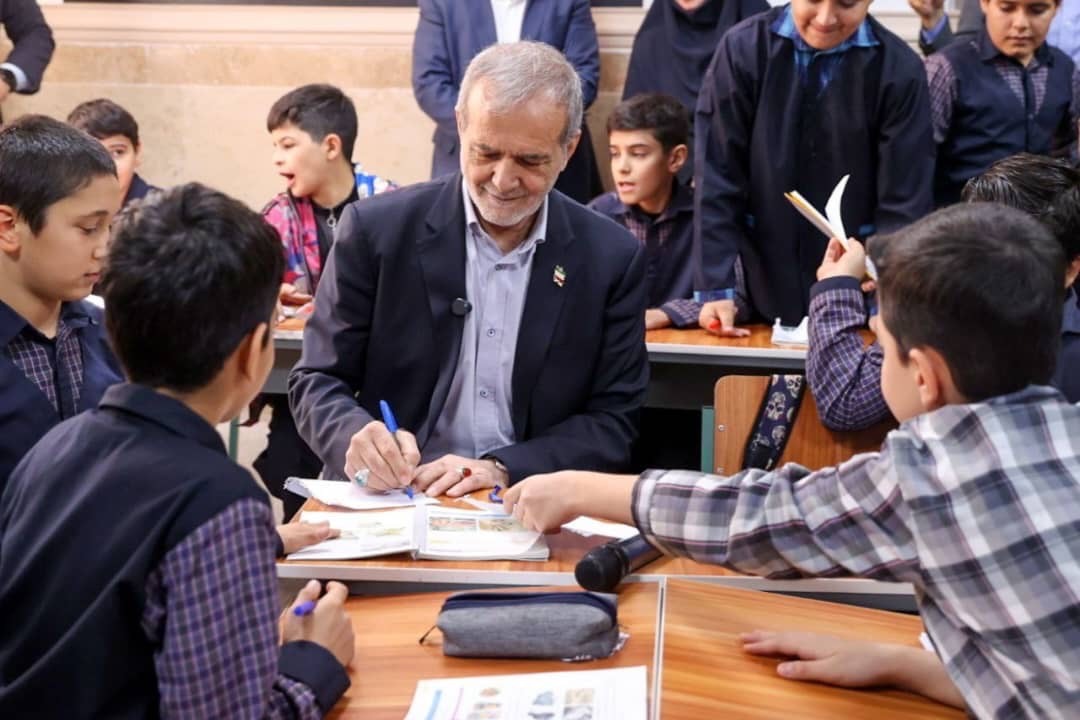 بازدید رئیس‌جمهور از مدرسه خیّرساز روشنگر