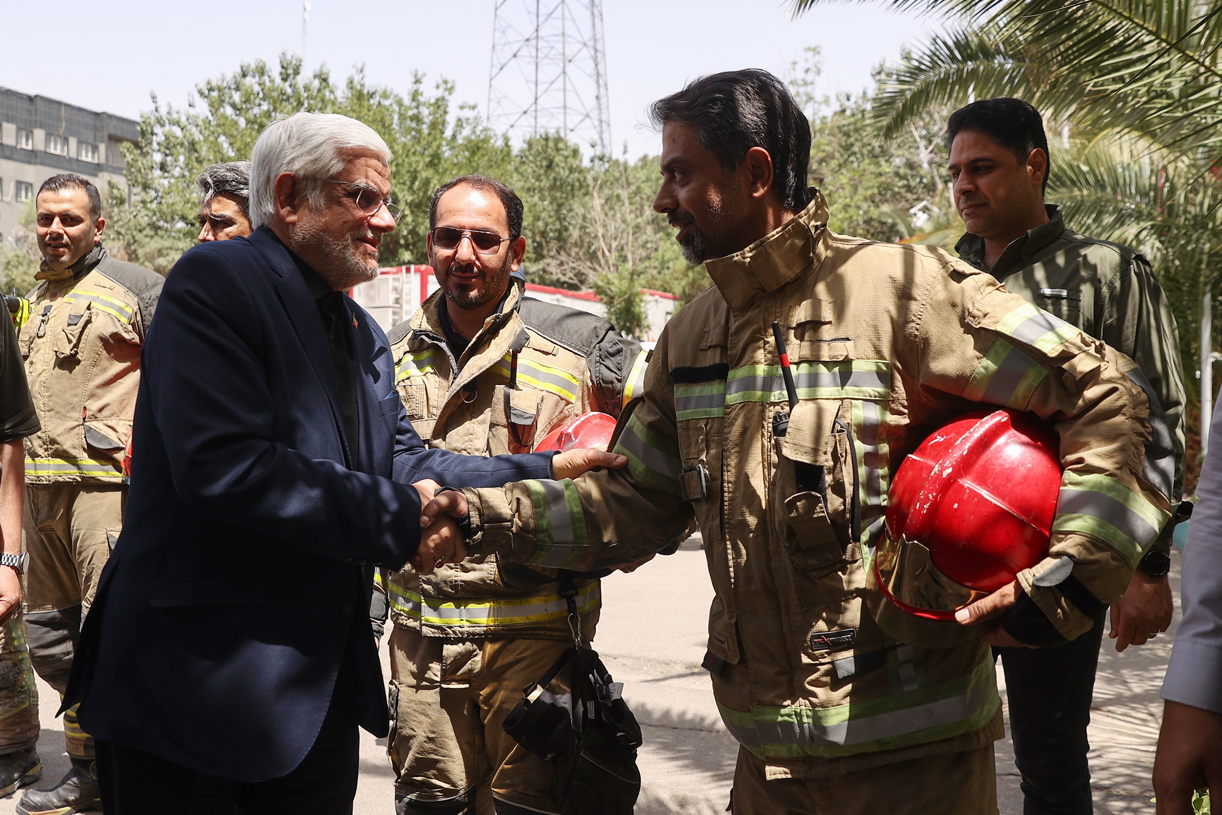 عارف:  آتش‌نشانان ستون‌های استوار انسجام اجتماعی و پیروزی ملی هستند