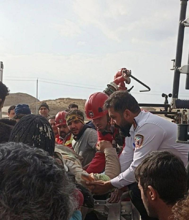 نجات کارگر مصدوم اردبیلی در طبقه ۵ ساختمان نجات کارگر مصدوم اردبیلی در طبقه ۵ ساختمان