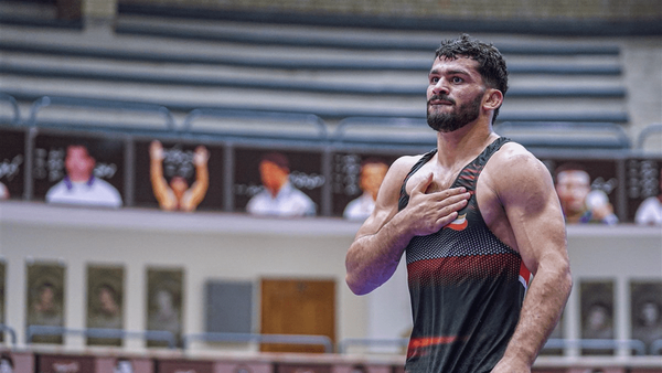 طلا بر گردن کشتی‌گیر دهدشتی در مسابقات کشوری دانشجویان